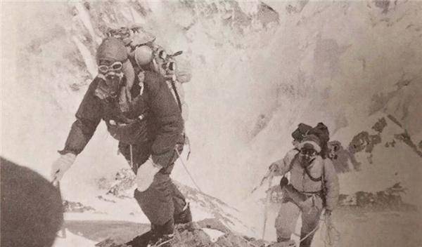 世界上最早登顶珠峰的2个人，为何要秘密起誓？46年后真相大白