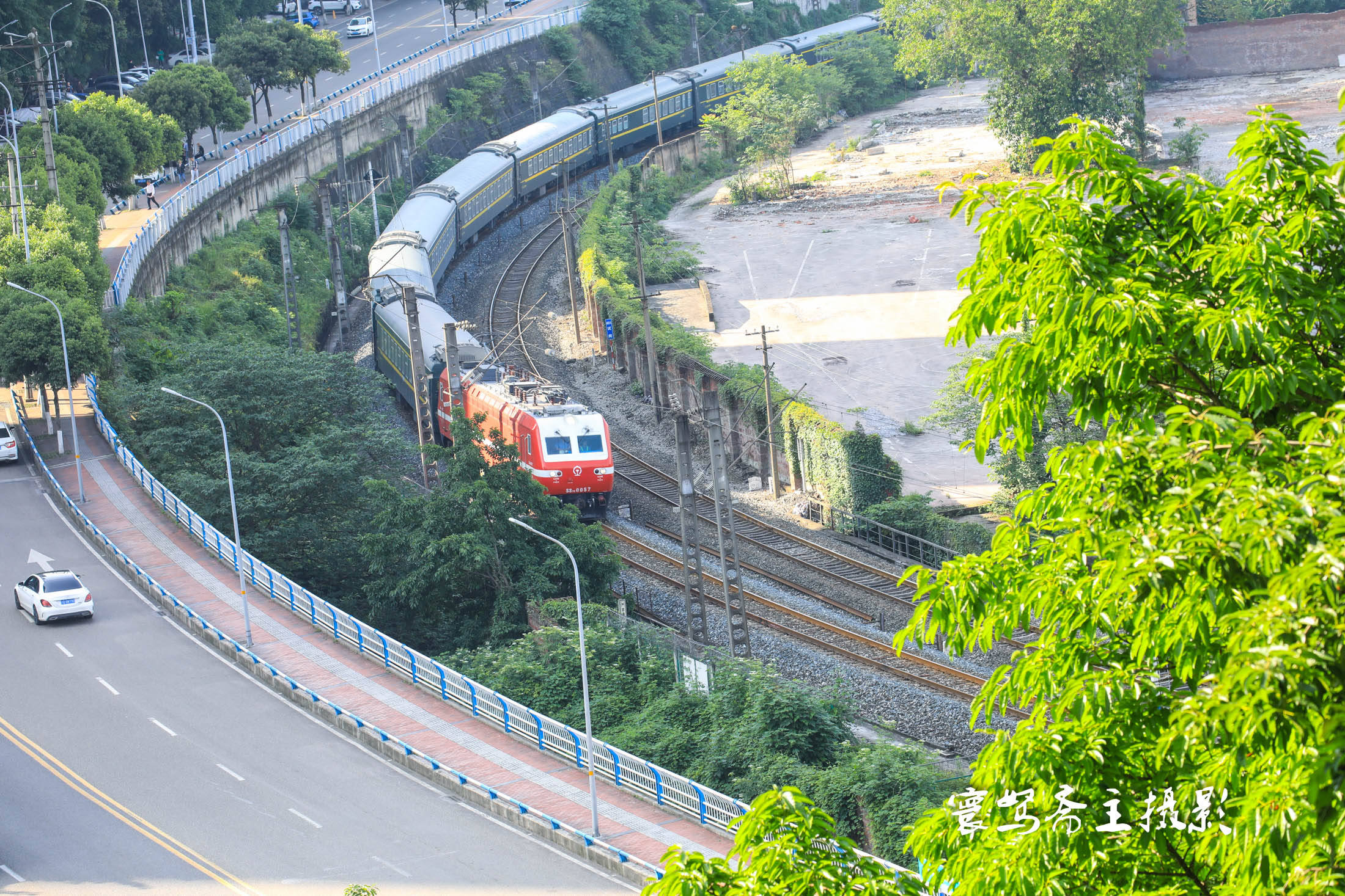 原创寻找重庆绿皮火车的拍摄点之二九龙坡长江灯塔下江边的火车每天有