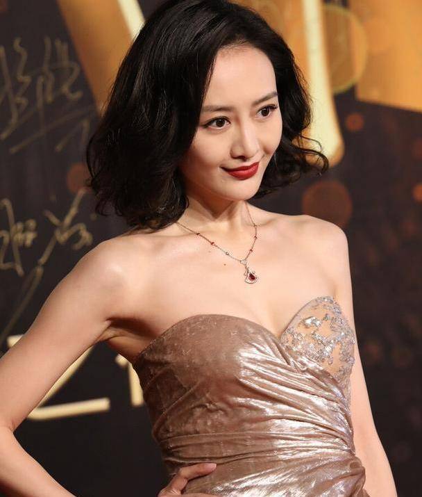 原创王鸥不愧是盛世美颜穿香槟色抹身材裙配波浪卷一抹红唇妩媚撩人