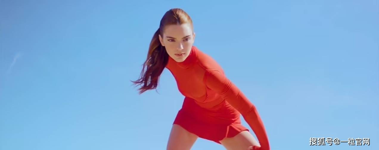 几乎没有将她的资产装在一件价值 550 美元的黑色 alex perry blade