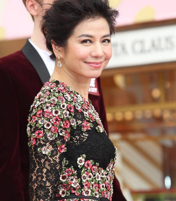 原创钟楚红不服老身材发福也能穿花裙子出门满满贵妇气质真吸睛