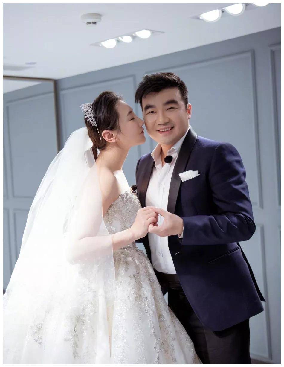 那时,何雯娜正张着10月怀孕的肚子拍婚纱照.