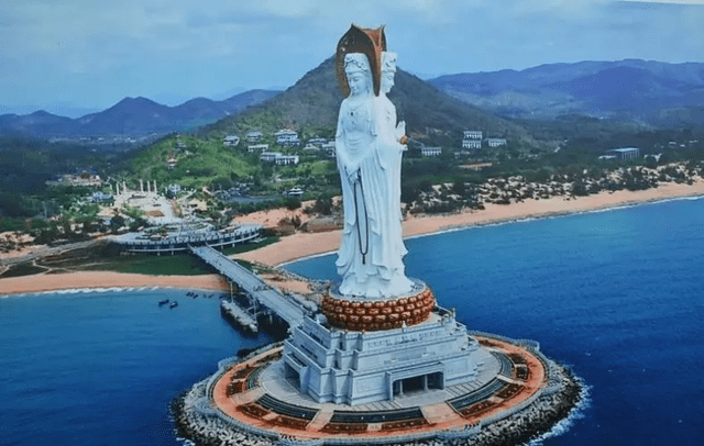 海南一佛教文化园，主要建筑众多，还有南海观音佛像