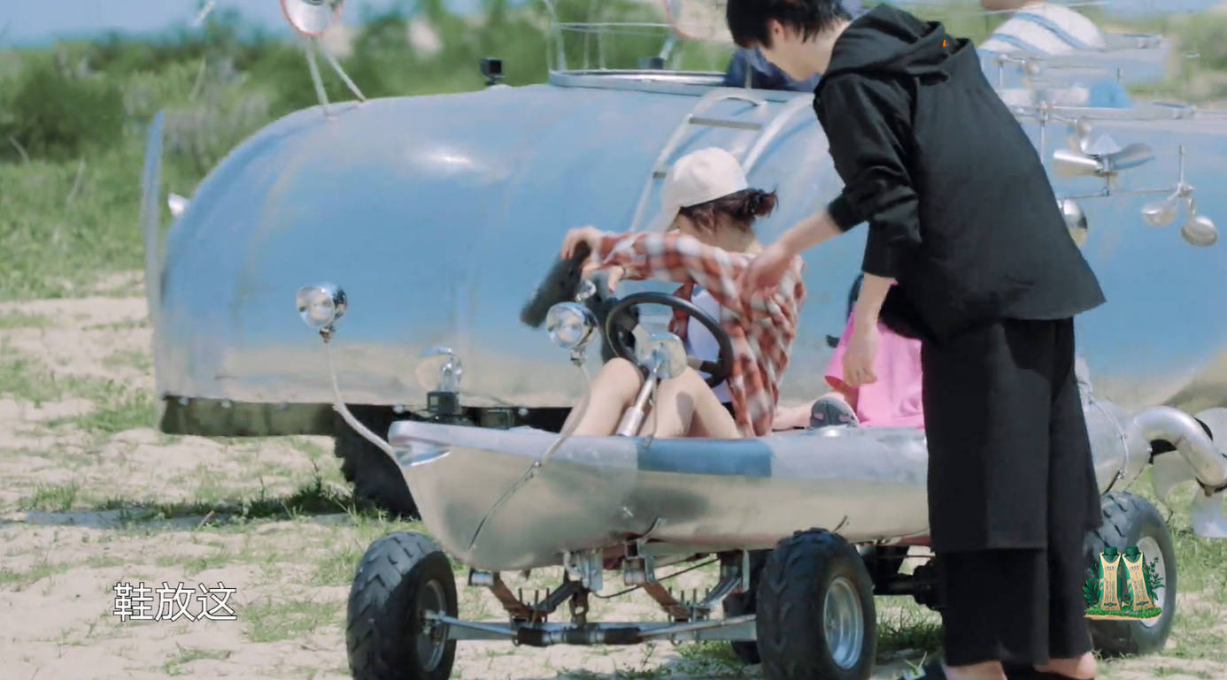 《向往》文淇停车不熄火,取笑刘昊然开车脱鞋,有驾驶证的看过来_拖鞋