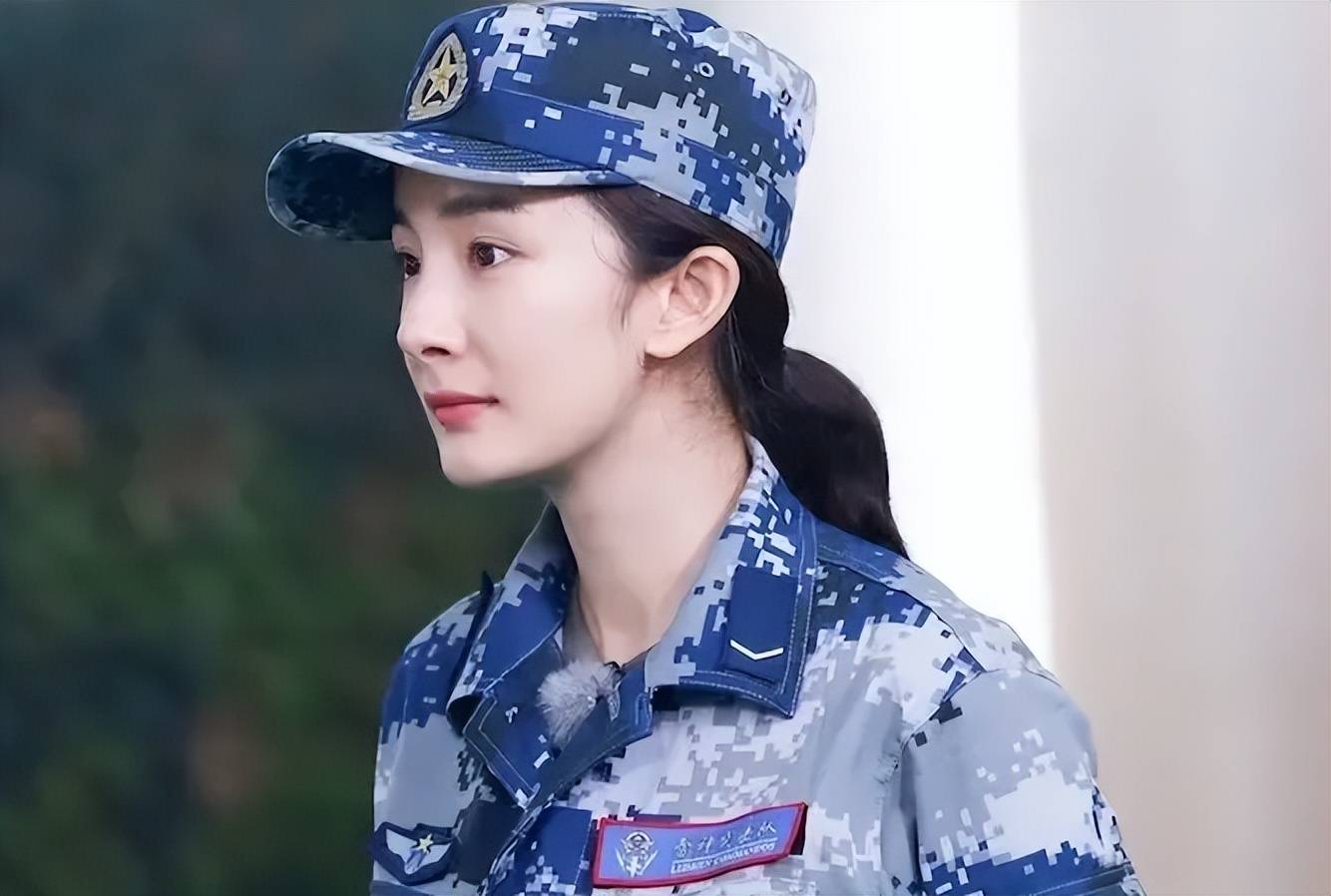 同样是"军装照",把林志玲和殷桃等女星放在一起看,差别出来了