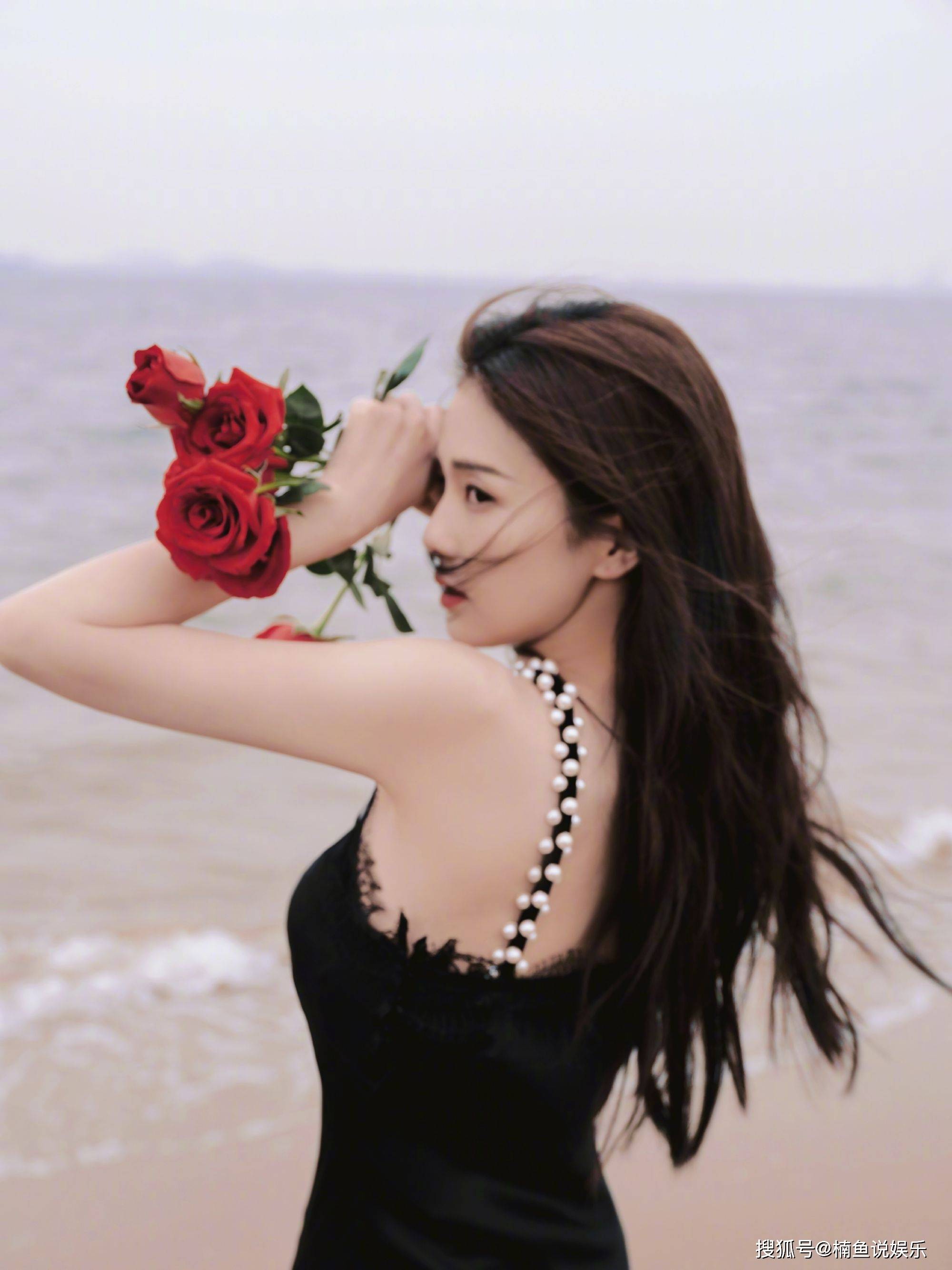 被白鹿美到了 穿连衣裙在海边拍写真 长发飘飘身材线条好养眼 玫瑰花 什么 女明星
