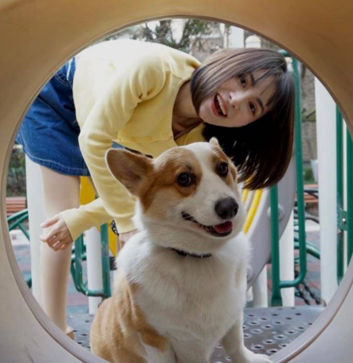 王源新歌mv女主日常照曝光,看脸没什么,看清腿后:源儿长大了_张芸