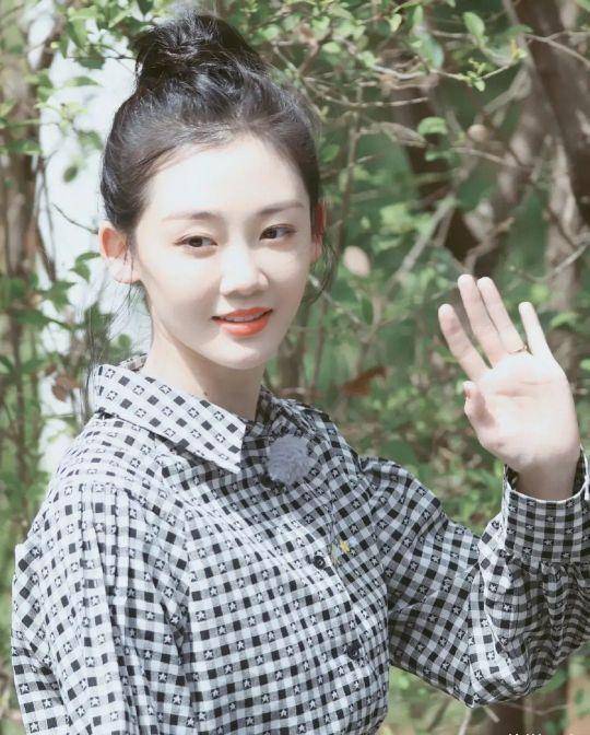 原创苗苗郑恺合体录跑男现场照曝光女方肤白貌美郑恺全程追妻被虐