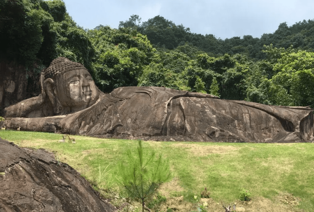 福建村民发现一尊神秘佛像，长35米重达上万吨，佛身闪烁着金光