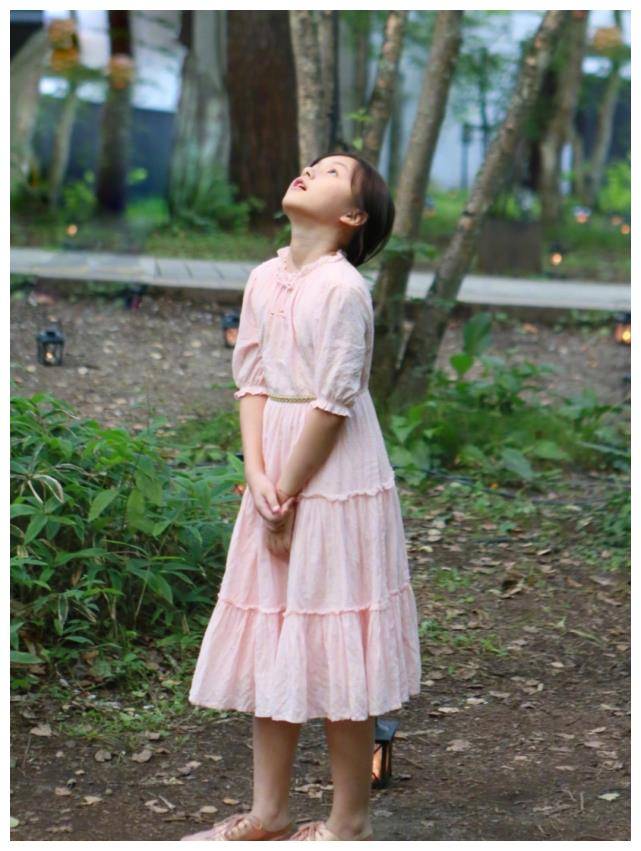 原创刘楚恬怕是被上帝吻过腿穿过膝长裙还能走出130cm腿