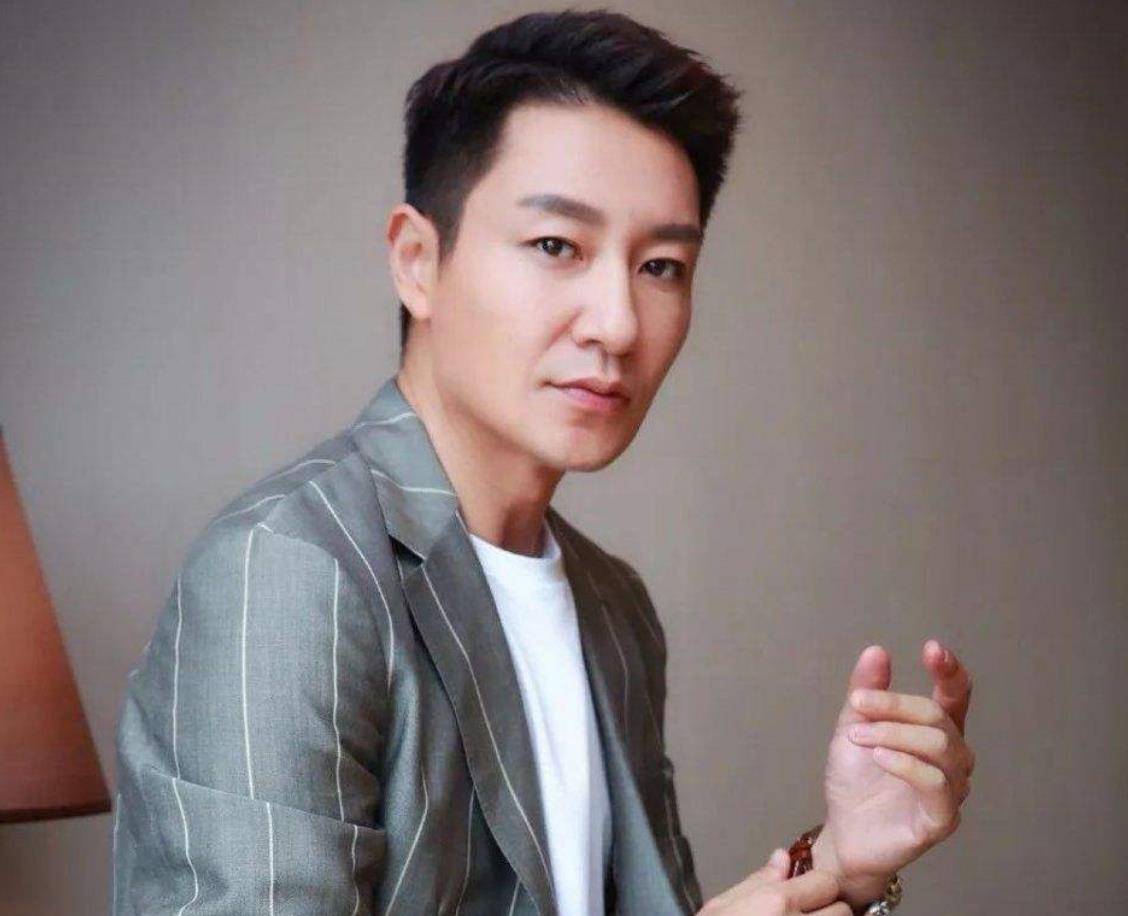 《安家》翟总:李宗翰被嘲僵尸脸,年轻时帅气逼人,竟是皇室后裔_观众_演技_自然