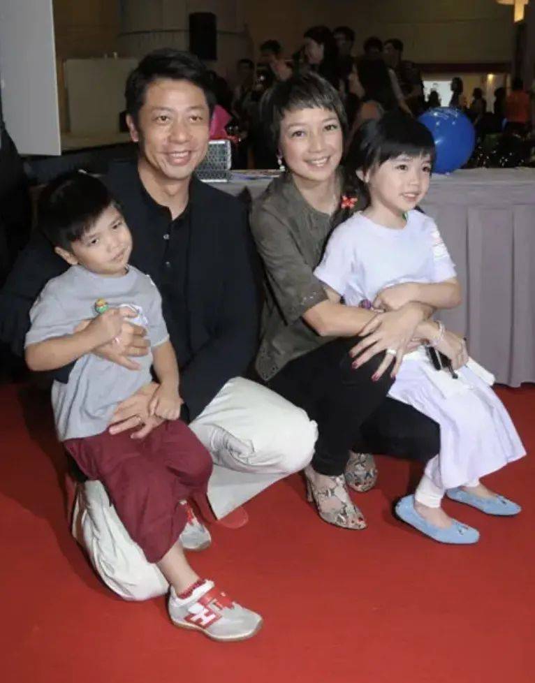 52岁杨婉仪晒全家福独欠老公身影,17岁女儿性取向已获妈妈支持_王帅勋