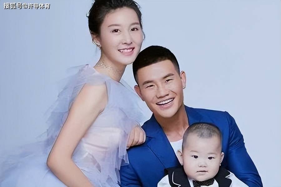 2017年,谢孟伟宣布自己结婚,妻子是圈外人,如今人家已经是豪车无数