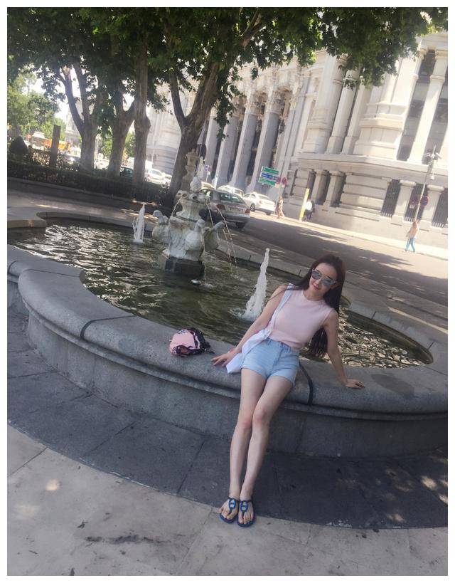 原创张檬身穿黑色吊带泳衣秀温润白皙修长美腿花衬衫难掩丰满身材