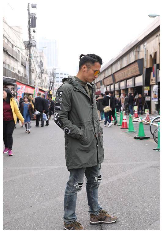 谢霆锋40岁潮味不减,穿高领针织衫搭破洞裤,帅气得很!