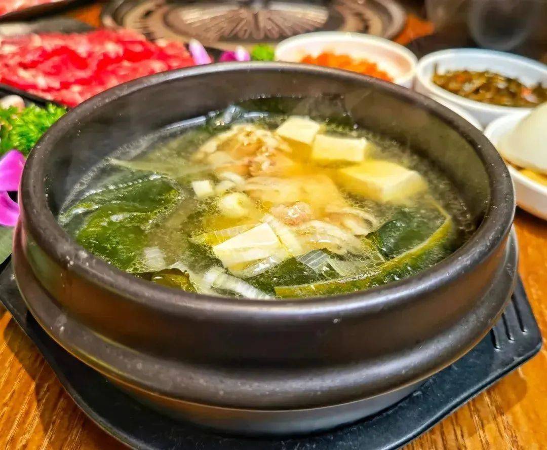 吃韩料,当然不能少了石锅饭和海带汤!石锅饭铺满五花肉,胡萝卜,豆芽.