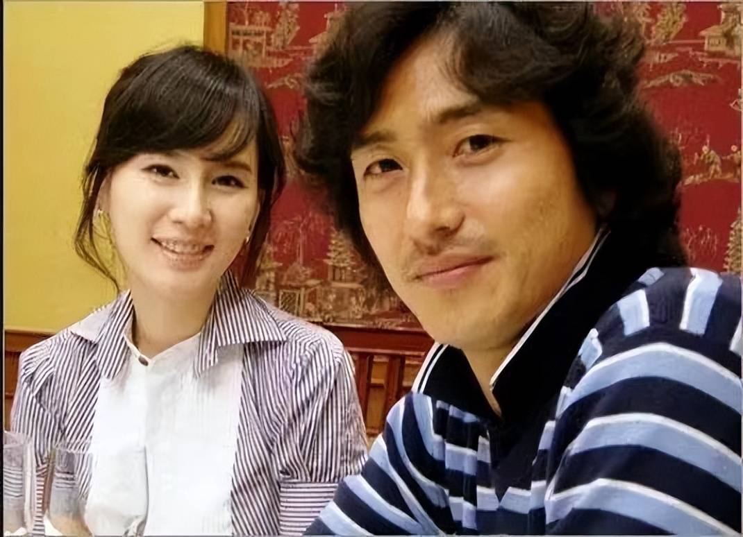 原创安贞焕和美丽的妻子参加女儿毕业典礼李惠媛还是那么漂亮温柔