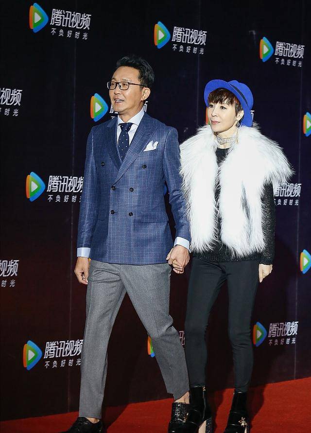 58岁吴刚和岳秀清站一起真般配两人穿搭时尚前卫幸福感爆棚