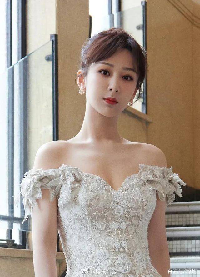 杨紫身穿镶钻时尚露肩长裙,大秀自己时尚事业线,她肌肤健康如雪,美得