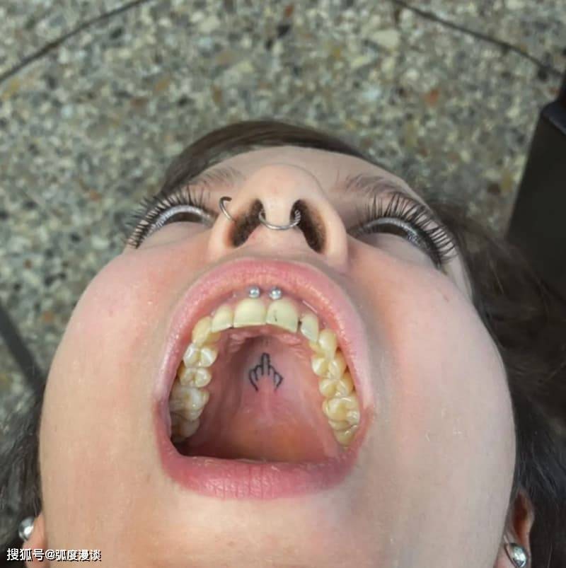 低调新潮流张嘴才看的见口腔内刺青比唇内刺青更难一眼看见
