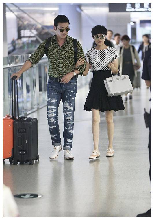 鲍蕾红色短款连衣秀大长腿优雅明媚,陆毅绿衬衫配牛仔裤略显油腻_鲍雷