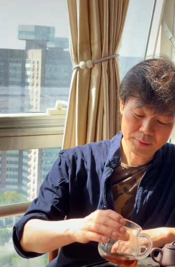 原创知名主持人李彬近况曝光双眼消肿身材单薄康复回家状态渐佳