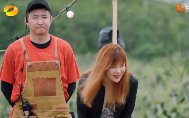 在田野音乐会上,当何炅介绍的时候,吕思清,陈萨和王弢都弯腰鞠躬和