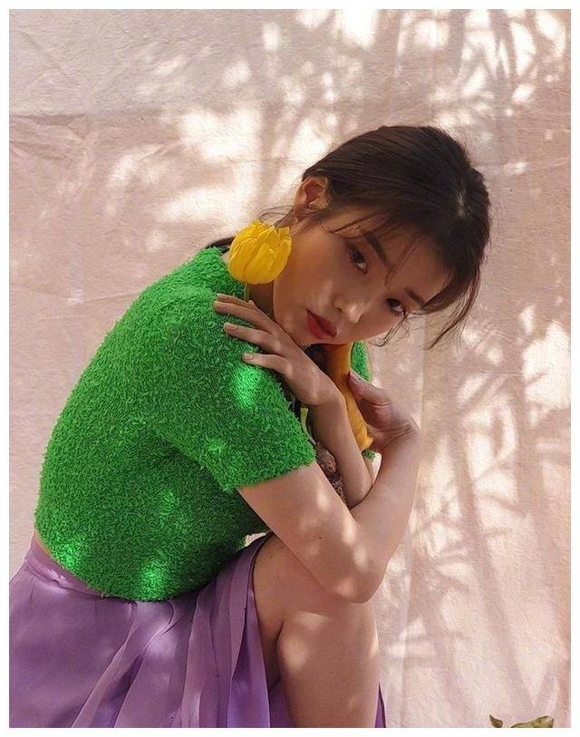 iu拍摄花絮照,毛绒上衣搭配紫色纱裙,光脚意外抢镜!_元素_绿色_风格