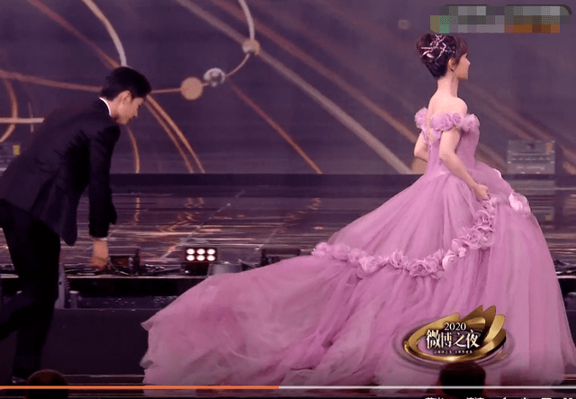 原创杨紫长裙走路容易摔肖战下意识弯腰提裙摆杨紫的表情好真实