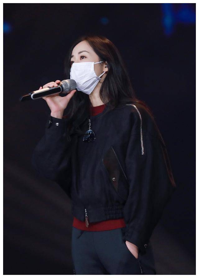 原创韩雪戴口罩录制节目穿短款外套配修身长裤双腿修长笔直太抢镜