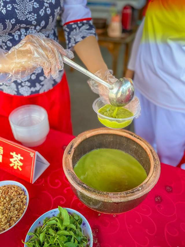 揭西作为客家和潮汕饮食文化的发源地之一,还有春饼,粿条汤,猪肉咸菜