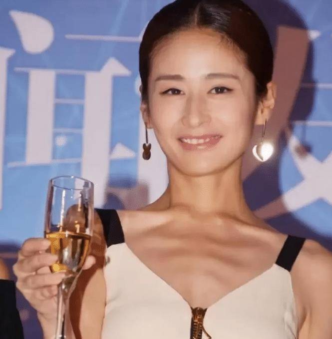 颖儿剩几根排骨,戚薇锁骨塞口红,越瘦片酬越高_秦海璐_女明星_时候