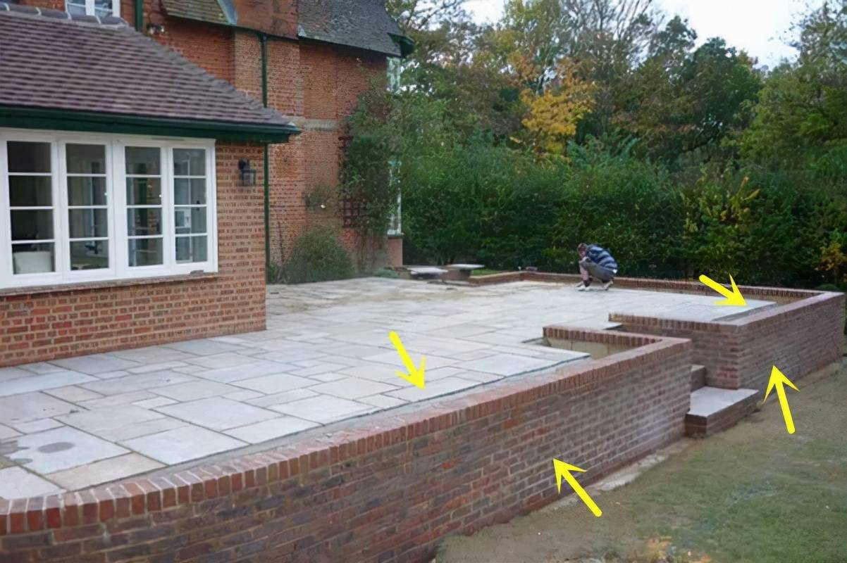 院子地面铺装不管是铺地砖还是打水泥围一圈矮墙垛才是重点