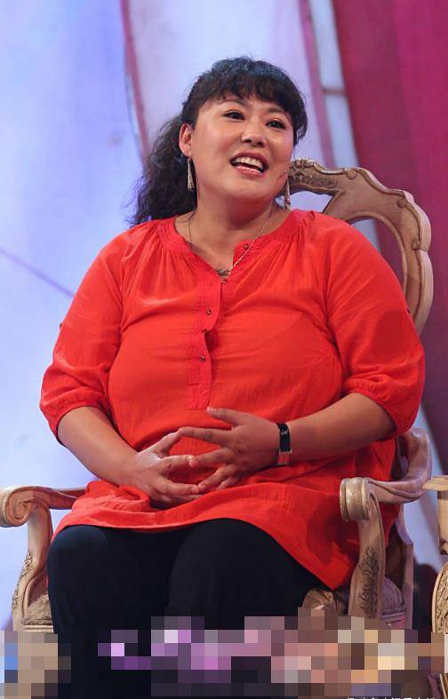 李菁菁近照身材臃肿,在高档餐厅打扮富态,网友拿"骗钱"调侃她_本人