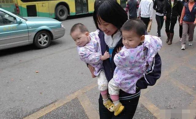 喂完孩子后饭菜都没了，宝妈趴饭桌上哭泣，网友：嫁错人有多苦