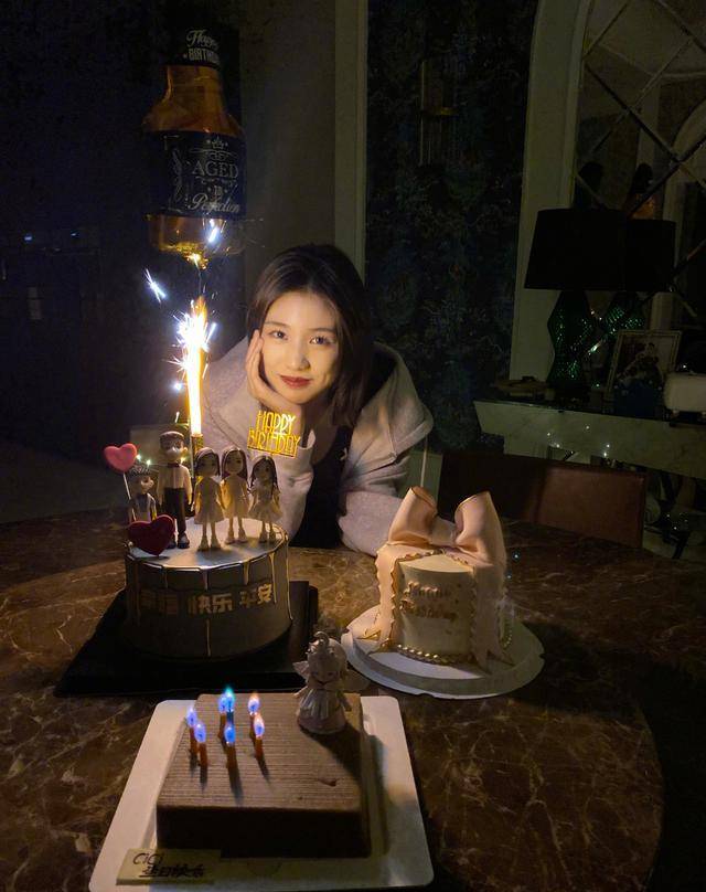 我们看到为了庆祝小苹果的生日,不仅准备的粉色蝴蝶结的蛋糕,买了红色