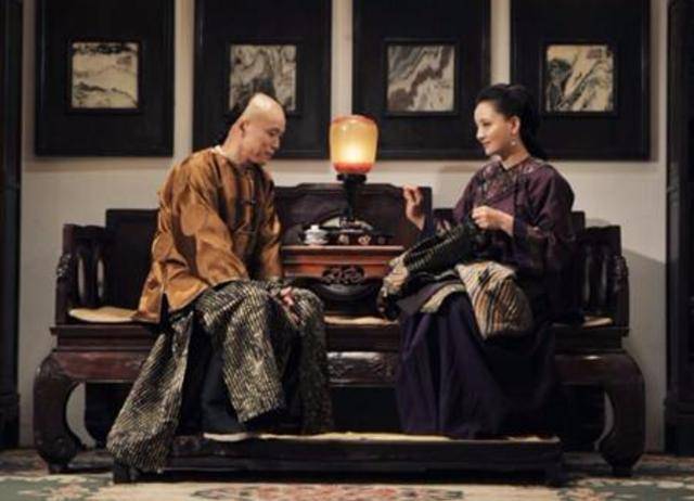 其实从字面就可以看出来,就是对着吃饭,面对面吃饭,然后引申到两个