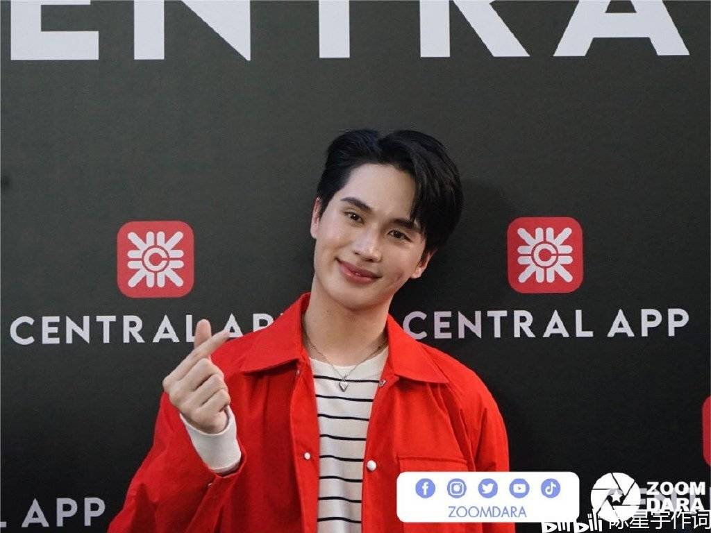 泰国人气偶像明星inn sarin近日出席了曼谷central八周年庆典活动