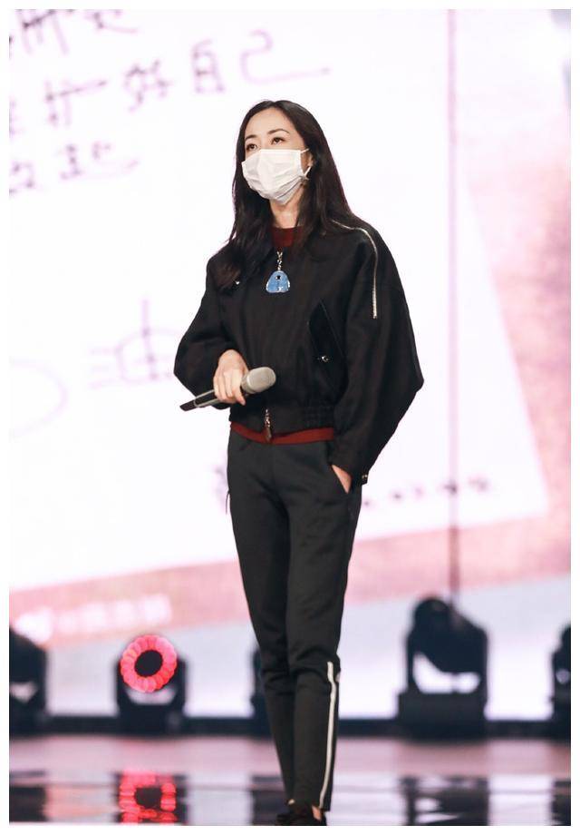 原创韩雪戴口罩录制节目穿短款外套配修身长裤双腿修长笔直太抢镜