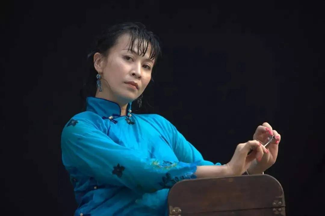 一场是刘嘉玲和姜文之间,有两场尺度比较大的戏份,电影《让子弹飞》