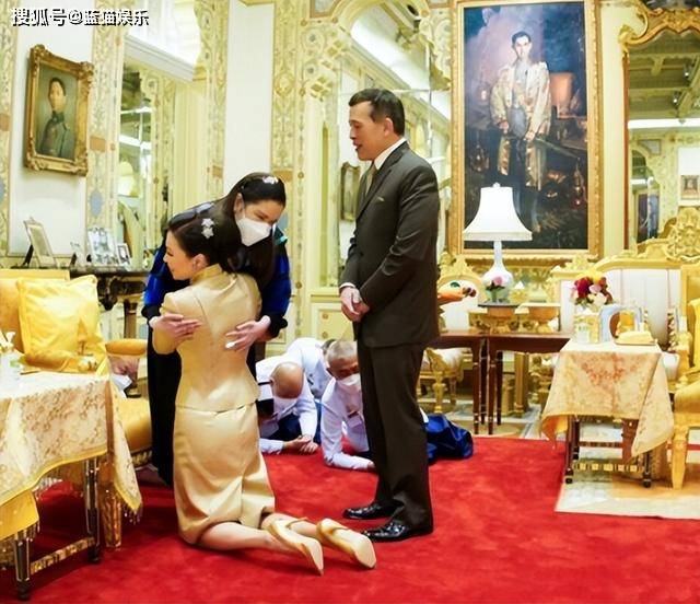 苏提达懂得察言观色出席玛哈博士颁奖礼跪拜朱拉蓬习以为常