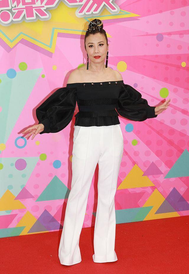 汪明荃有多不服老穿露肩衫搭喇叭裤好时髦独特发型真个性