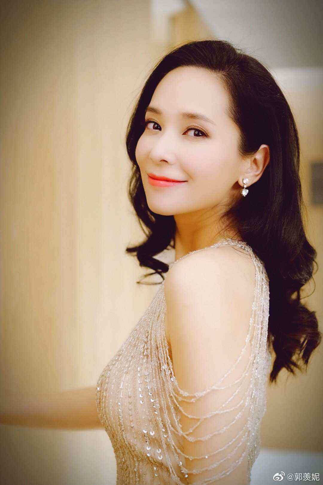 就是她的女儿已经十岁了,再也不用作为妈妈的郭羡妮随时随地的跟在小