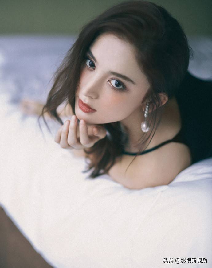 古力娜扎趴在床上拍大片 秀侧颜动作复杂 网友 图四最舒服 写真 难度 评论 古力娜扎趴在床上拍大片 秀侧颜动作复杂 网友 图四最舒服 写真 难度 评论
