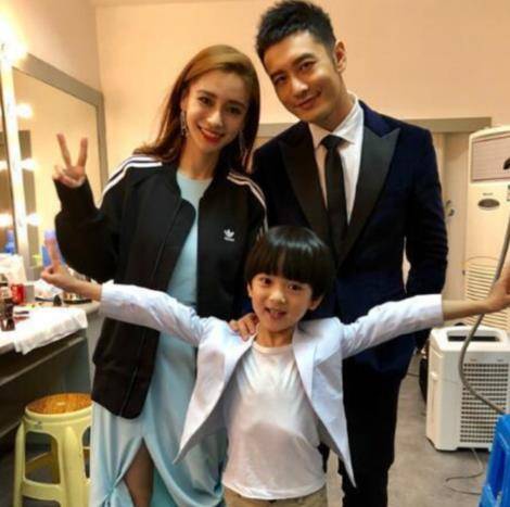 杨颖又拉着小海绵出镜了?却是带娃装样子?_杨紫_baby_周冬雨