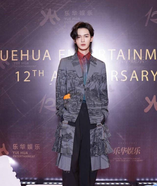乐华年会曝红毯图王一博高冷吴宣仪爱抢镜孟美岐学院风更胜一筹
