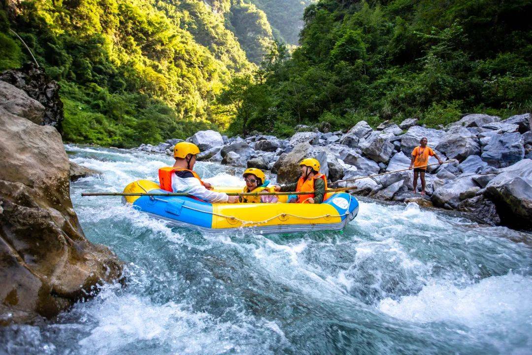 趣多多阿依河漂流是碧绿山水里的一点红苗家阿妹的身影竹筏放歌神秘