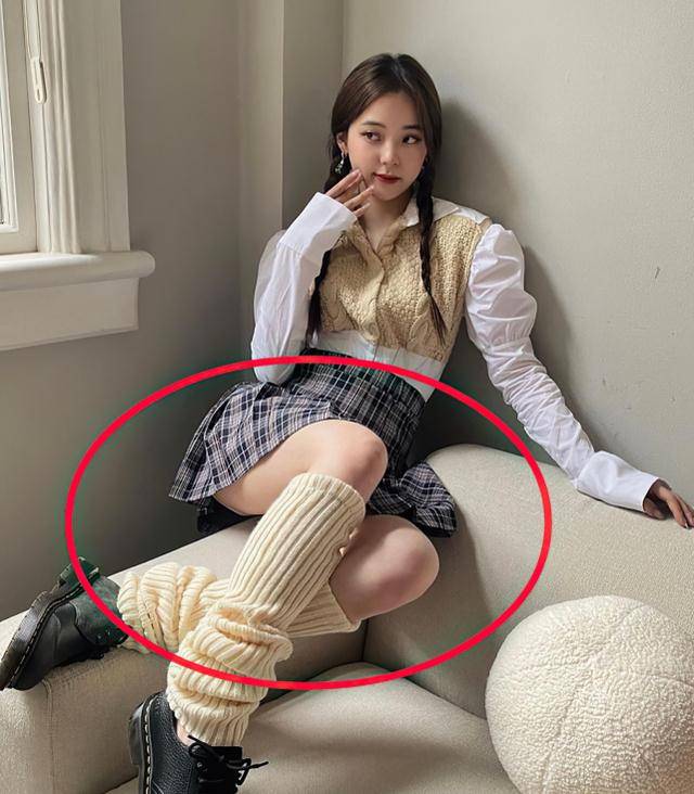 欧阳娜娜真秀将毛衣袖子剪下当长筒袜凹出的腿型让男粉心碎