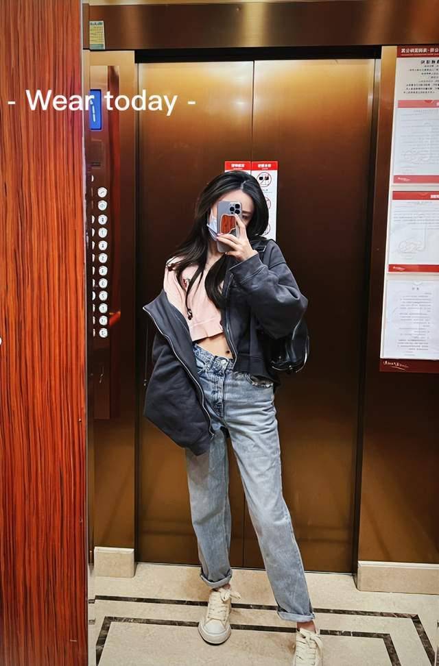 原创央视马凡舒晒素颜自拍穿露脐装小腹平坦外套故意掉一半秀身材