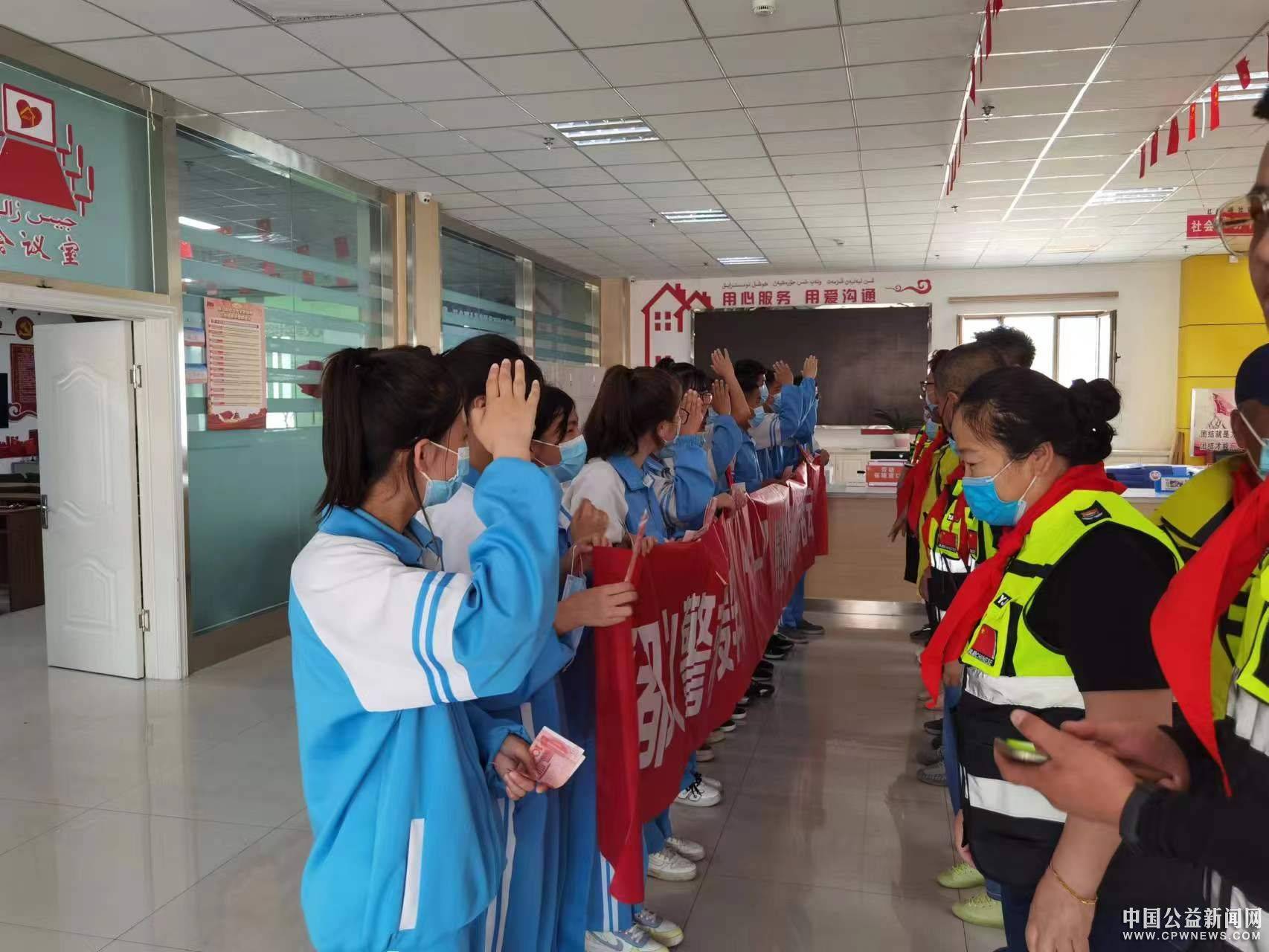 他们走进汗德尕特乡,红墩路社区,阿勒泰市二中,为50名困境学子送去了